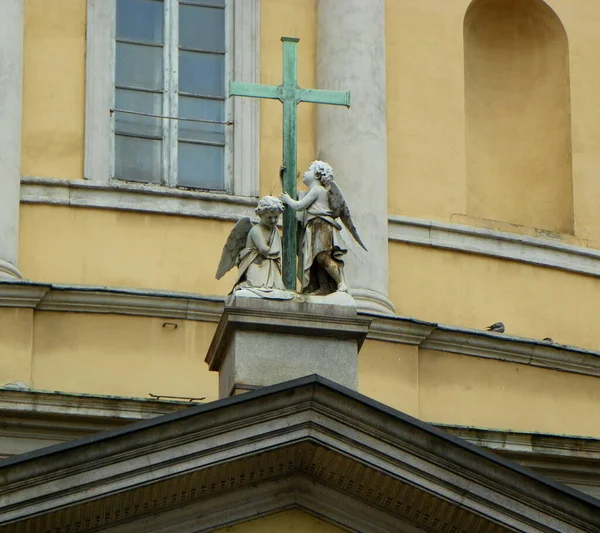 意大利 圣卡洛大教堂 在大教堂入口处的十字架和雕塑 — 图库照片