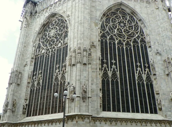 Italien Mailand Mailänder Dom Element Der Fassade Fenster Und Skulptur — Stockfoto