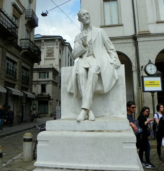 이탈리아 밀라노 피아자 스칼라 Giulio Ricordi Luigi Secchi 기념비 — 스톡 사진