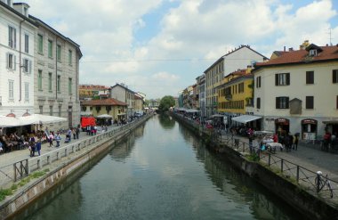 İtalya, Milan, Naviglio Grande, köprüden kanal manzarası