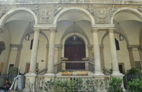 Italia Milano Piazza Mercanti Palazzo Della Scuola Palatina Cortile Del — Foto Stock