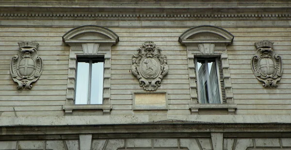 Itália Milão Farine Duas Janelas Três Blazons Fachada Edifício — Fotografia de Stock
