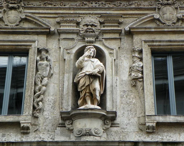 İtalya, Milan, Piazza Mercanti (Merchants Meydanı), Palatine Okulu Sarayı Palatine Sarayı (Palatine Sarayı), binanın ön cephesinde heykel