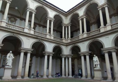 İtalya, Milan, Brera Sanat Galerisi (Pinacoteca di Brera), avlu