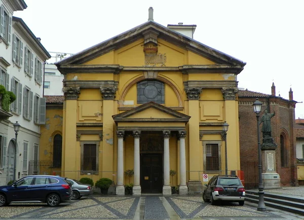 Италия Милан Пьяцца Борромео Санта Мария Подоне Фасад Церкви — стоковое фото
