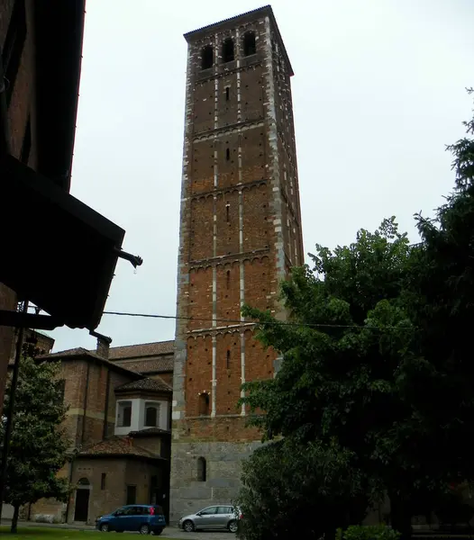 Italia Milano Piazza Sant Ambrogio Basilica Sant Ambrogio Campanile Dei — Foto Stock