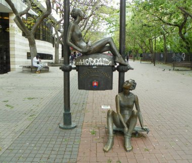 Bratislava, Slovakya. Şehrin ilk posta kutusunun anıtı.