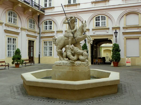 Братислава Словаччина Первісна Площа Первісний Палац Фонтан Святого Георгія — стокове фото