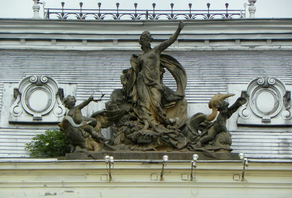 布拉迪斯拉发 斯洛伐克 斯洛伐克国家剧院 剧院屋顶上的一个雕塑团体 — 图库照片