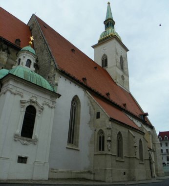 Bratislava, Slovakya, St. Martin Katedrali, bir kulesi olan binanın bir kısmı.