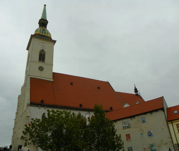 Μπρατισλάβα Σλοβακία Καθεδρικός Ναός Αγίου Μαρτίνου Θέα Από Την Πλατεία — Φωτογραφία Αρχείου
