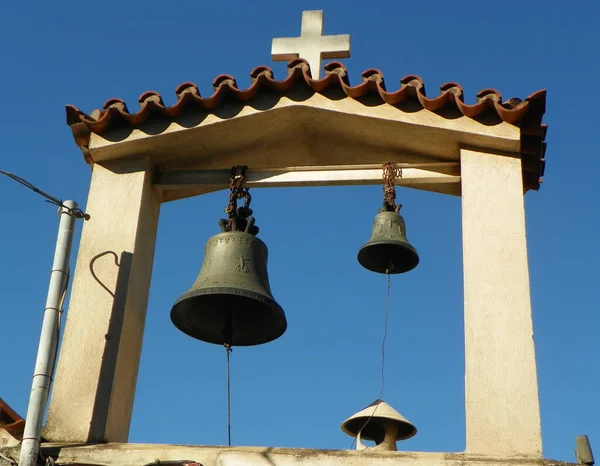 Atina, Yunanistan, Hadrian Kütüphanesi 'nin zili çalan bir kapı