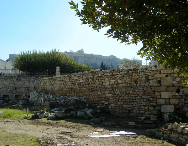 Греция Афины Древняя Агора Стена Библиотеки Адриана Вид Акрополь — стоковое фото
