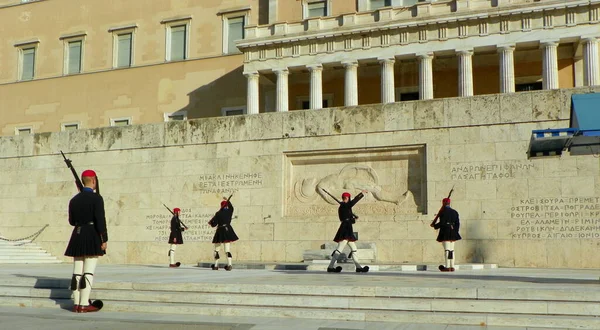 Ελλάδα Αθήνα Πλατεία Συντάγματος Βουλή Των Ελλήνων Αλλαγή Φρουράς — Φωτογραφία Αρχείου