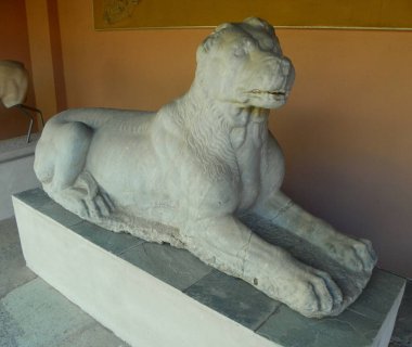 Yunanistan, Atina, Kerameikos Arkeoloji Müzesi, antik bir mermer aslan figürü 