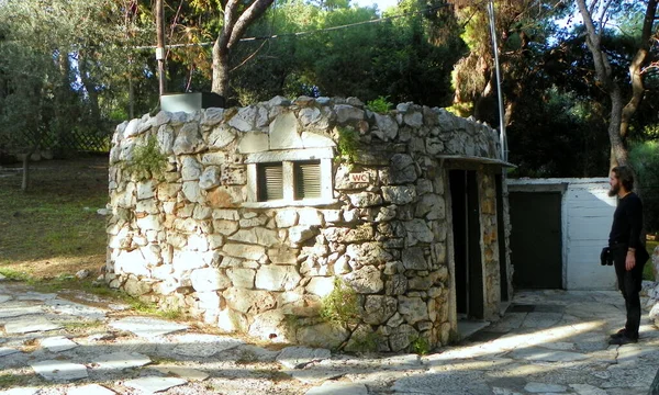 Yunanistan, Atina, Filopappou Tepesi, taş bloklu tuvalet