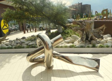 İtalya, paslanmaz borulardan yapılmış sokak heykeli