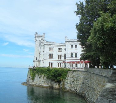 İtalya, Miramare kalesi, kalenin ve doğanın manzarası.