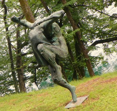 Parkta Slovenya, Kan ve bronz heykel