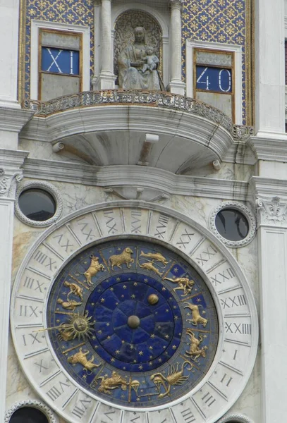 Itálie Benátky Věž Svatého Marka Zlaté Znamení Zvěrokruhu Balkón Sochou — Stock fotografie