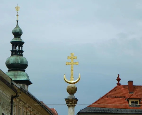 Austria Klagenfurt Cross Crescent — Foto Stock