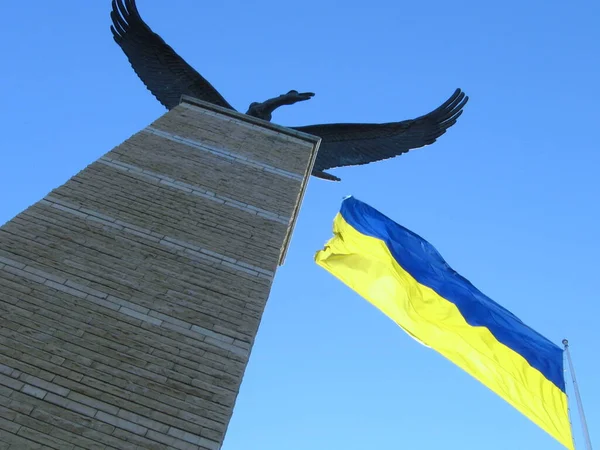 Ukrayna, Mukachevo, Palanok Kalesi, Ukrayna bayrağı ve Turul heykeli