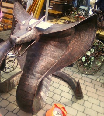 Ukrayna, İvano-Frankivsk, Basket 'in sanat galerisi, yerel demircilerin el sanatları, metal kobra