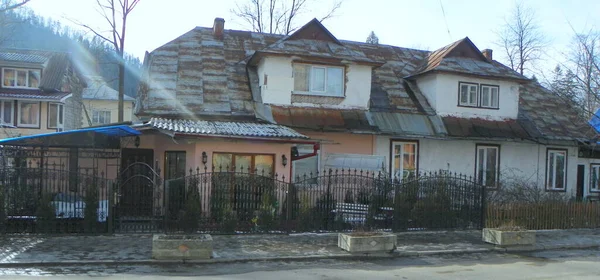 Україна Яремча Старий Будинок Металевою Огорожею — стокове фото