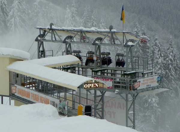 Ukraine Carpathians Lift Station Skiers Highlands — Fotografia de Stock