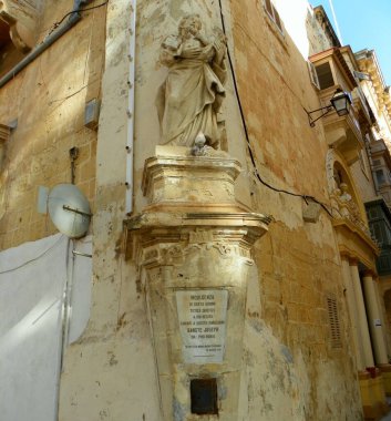 Malta, Valletta, figures built into the corners of the buildings, 