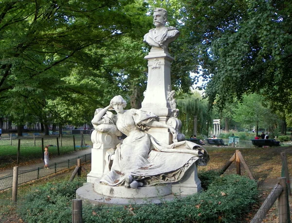 Франція Париж Парк Монсо Статуя Гая Мопасанта — стокове фото