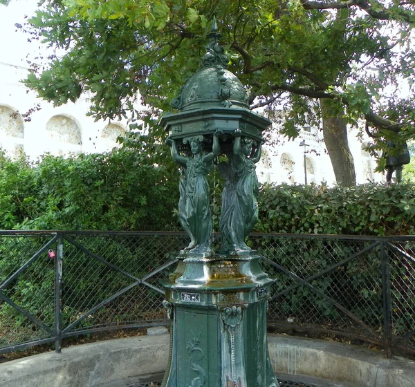 프랑스 Rue Saint Eleuthere Wallace Fountain Large Model — 스톡 사진