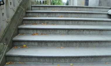 Polonya, Krakow, Skaleczna Caddesi, Aziz Mikail ve Aziz Stanislaus Piskopos ve Şehit Bazilikası (Skalka), tapınağa giden merdivenler.