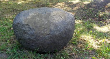 Polonya, Krakow, terk edilmiş askeri cephanelikler bölgesi, büyük siyah taş.