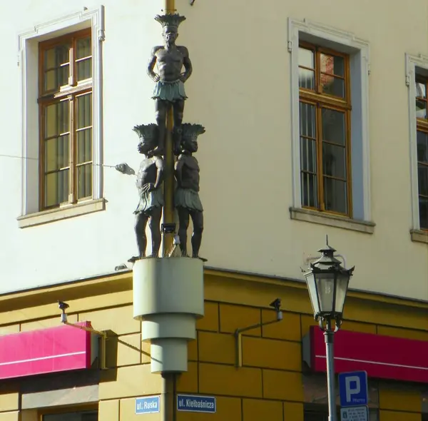 Polonia Wroclaw Plaza Solny Estatuas Bronce Guerreros Maoríes Pared Casa — Foto de Stock