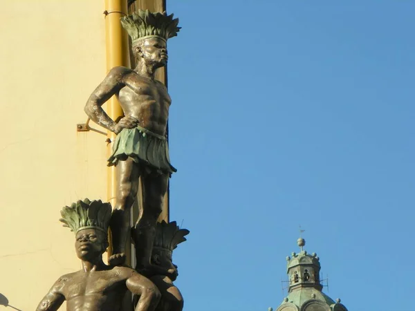 Pologne Wroclaw Place Solny Statues Bronze Guerriers Maoris Sur Mur — Photo