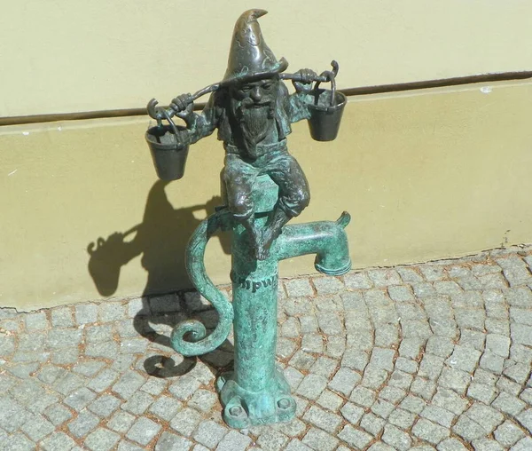 Polónia Wroclaw Rua Vita Stvosha Figura Bronze Anão Wodziarz — Fotografia de Stock