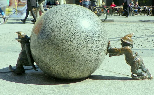 Polonia Wroclaw Calle Svydnytska Figura Bronce Enano Syzyfek — Foto de Stock