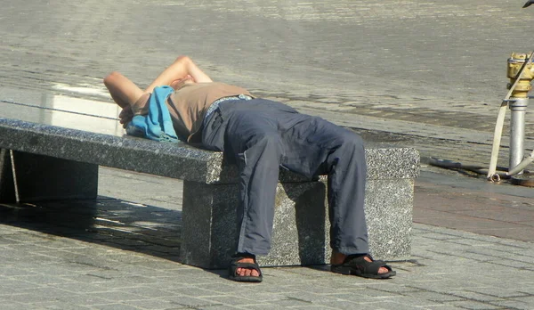 Польша Краков Спящий Человек Скамейке — стоковое фото