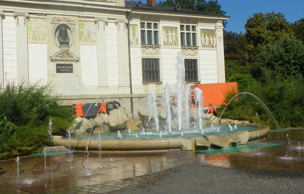 Polen Krakau Szczepanski Platz Brunnen Vor Dem Kunstpalast — Stockfoto