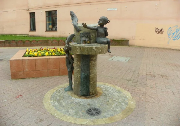 ポーランド ロドス Piotrkowska 118 赤ちゃんとナマズの彫刻と噴水 — ストック写真