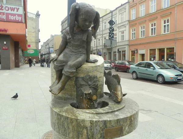 Polen Lodz Piotrkowska Fontein Met Beelden Van Baby Meervallen — Stockfoto