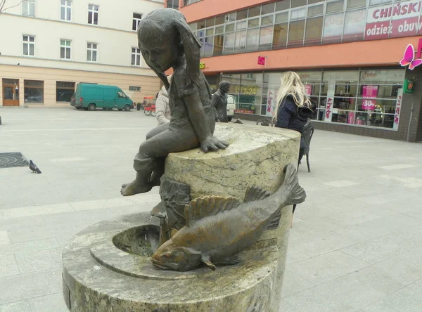 ポーランド ロドス Piotrkowska 赤ちゃんとナマズの彫刻と噴水 — ストック写真