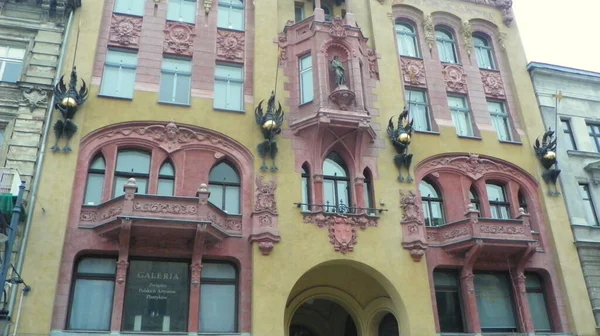 Polónia Lodz Piotrkowska Fachada Uma Casa Com Dragões Uma Estátua — Fotografia de Stock