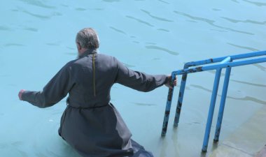 Ukrayna, Pochaiv Lavra, rahip vaftiz törenini kabul etti