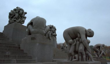 Norveç, Oslo, Kurbağacı Parkı, Monolit 'in merdivenlerinde heykeller