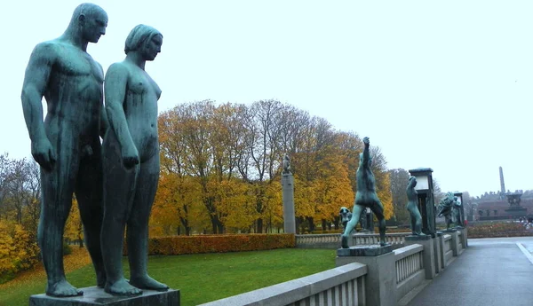 ノルウェー オスロ ヴィゲランド彫刻公園 橋の上の彫刻 — ストック写真