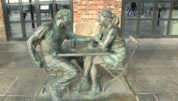 Norwegen Oslo Aker Brygge Skulptur Eines Jungen Paares — Stockfoto