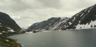 Norveç, Romsdal İlçesi, Romsdalfjord 'un kayaları ve suları