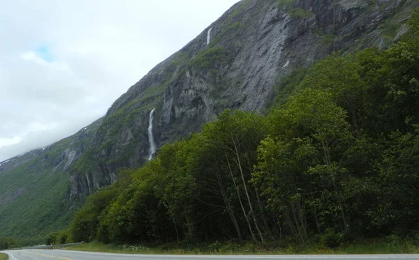 ノルウェー More Romsdal County野生の強大な岩と滝 — ストック写真